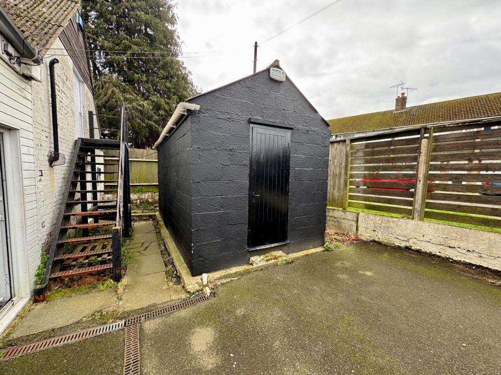 Lot: 39 - FREEHOLD COMMERCIAL PREMISES WITH PARKING ON EDGE OF CITY - Block built store